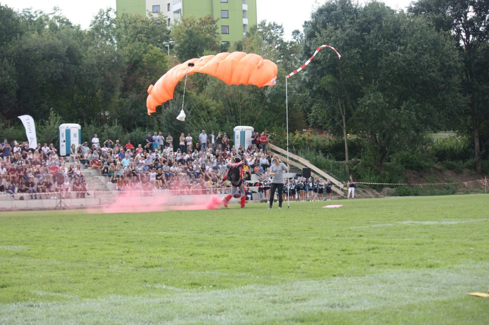 Außenlandung im Footballstadion bei den Hildesheim Invaders - Mit Ball und Rauch